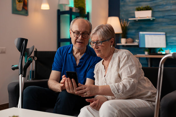 citizen connect couple on couch smartphone